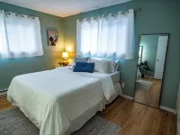 Bayside Apartment #5- Top Floor Waterfront Views above Boulevard Park