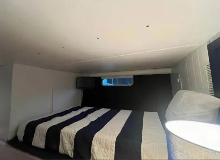 Charming yacht with AC and WiFi in enchanting Charlotte