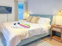 Blue Waves Getaway l Pool Putt Putt l Movies Hotels in West Bradenton