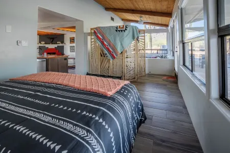 Desert Oasis, Stunning MTN View w/ Sparkling Pool & Hot Tub