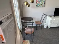 One Queen bed studio with WiFi, smart TV and AC in welcoming Fillmore. Hotels in Fillmore