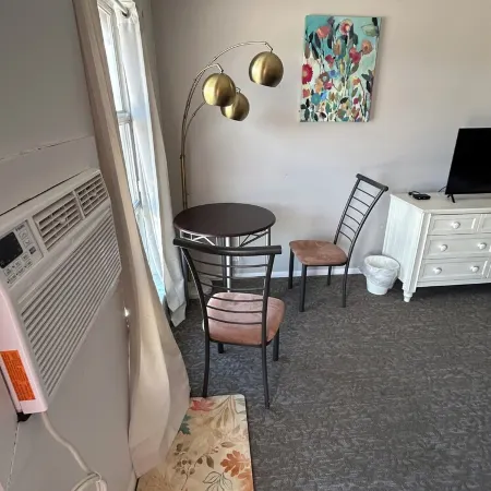 One Queen bed studio with WiFi, smart TV and AC in welcoming Fillmore.