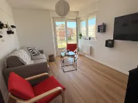 Spacious 2-bedroom apartment with sea view, 100 metres from the beach and shops