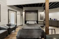 Grain Bin Cabin w/Hot Tub. 2 levels w/Balcony. 1.5 Bathrooms