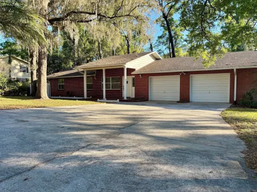 High Springs Hideaway – 4BR w/ Pool & Bar • Near Springs & UF • Walk to Town