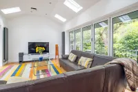 Stylish 4 bed house walking distance to beaches