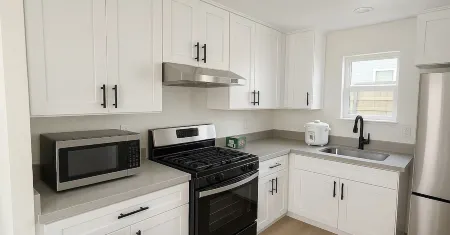 3-bedroom house in lovely Monrovia with WiFi, AC. Enjoy your stay Отели в г. Монровия