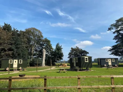 Ormesby Manor - Shepherd's hut Gardener Hotels near The Kings Arms