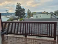 Charming 2-bedroom condo in lovely Coos Bay with WiFi, AC