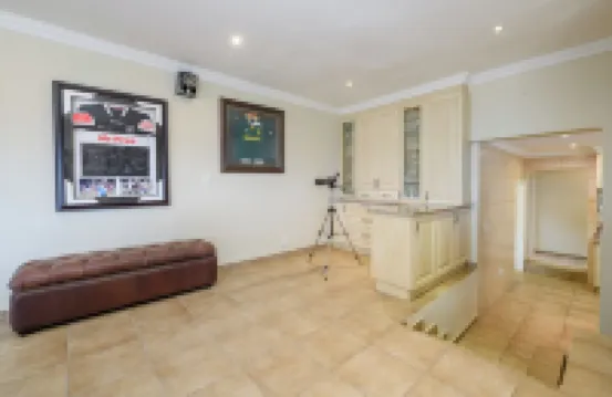 Charming Beachfront Retreat: Spacious 7-bedroom villa in delightful Margate