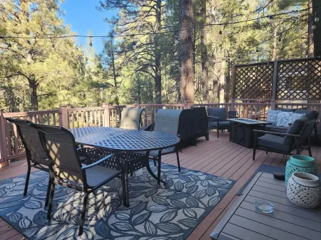 Peaceful 3-bedroom house in the pine trees of Flagstaff with huge deck!