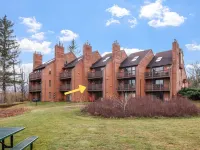 Nordic Village Condo Sleeps 4! Hotels near Yogi Bear's Jellystone Park Camp-Resort: Glen Ellis, NH