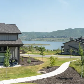 New Luxury Home Sleeps 14 with 2 Bunk Rooms and Hot Tub. Near Skiing and Lake!