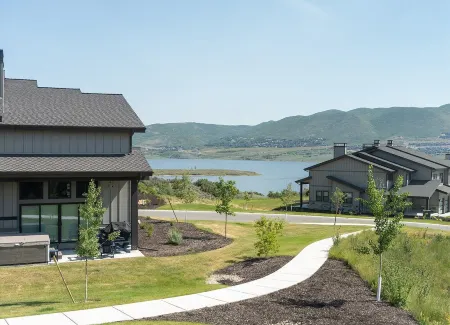 New Luxury Home Sleeps 14 with 2 Bunk Rooms and Hot Tub. Near Skiing and Lake!