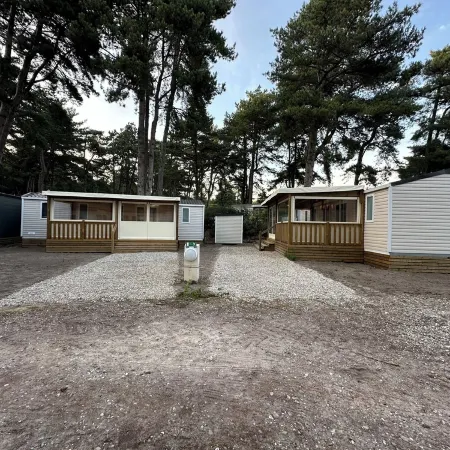 Your mobile home with covered terrace and barbecue is waiting for you this summer.