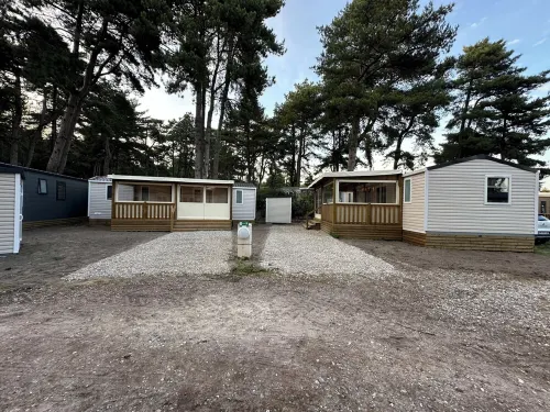 Your mobile home with covered terrace and barbecue is waiting for you this summer.