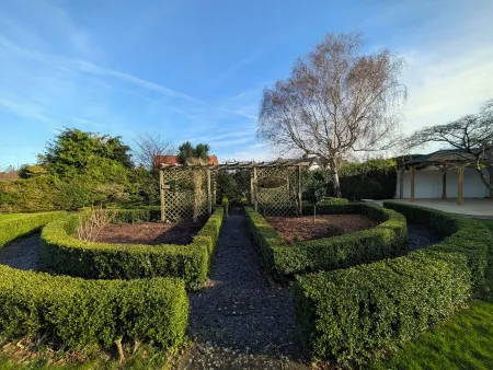 Luxury, Spacious Family House w/ large garden. Pet Friendly. Walk to beach.