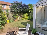 Cosy semi off grid eco cabin in Penarth, very quiet location. 住宿飯店