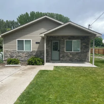 Updated country home sleeps 8 firepit mountain view close to Hyrum Reservoir