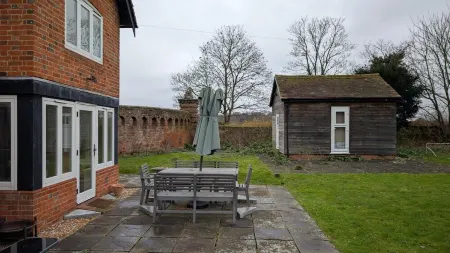 Lodge backed by English legacy Отели рядом с достопримечательностью «Масджид Шах Джахан»