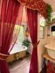 Romantic Tiny House for Two w/ Clawfoot Tub Near Lake Oconee