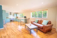 Long Lane Stables Lodge. Spacious Country Retreat