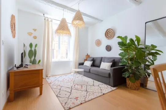 Large 1BR - 100m sea - Free Parking - First Floor