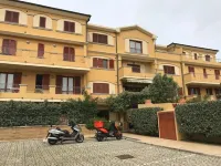 Three-room apartment with private garden 200 meters from Punta Tegge beach Hotel in zona Stagno della Coluccia