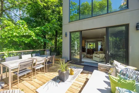 Welcome to The Treehouse - a tranquil escape in the middle of the city! Отели рядом с достопримечательностью «Торонто Ботаникал Гарден»