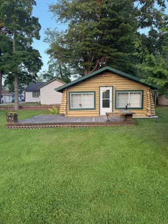 Charming Cabin Near Houghton Lake in Peaceful Prudenville with Heat!