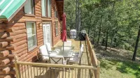 Two lakes & miles of hiking trails on 130 acres of private property 3Hills Cabin - Chalets