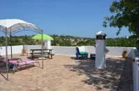 Small apartment in a quiet location with two private terraces and sea views Hotels in Quelfes