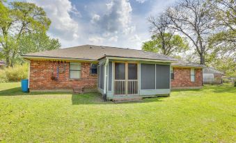 6 Mi to Ellen Trout Zoo: Family Home w/ Yard!