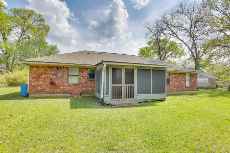 6 Mi to Ellen Trout Zoo: Family Home w/ Yard!