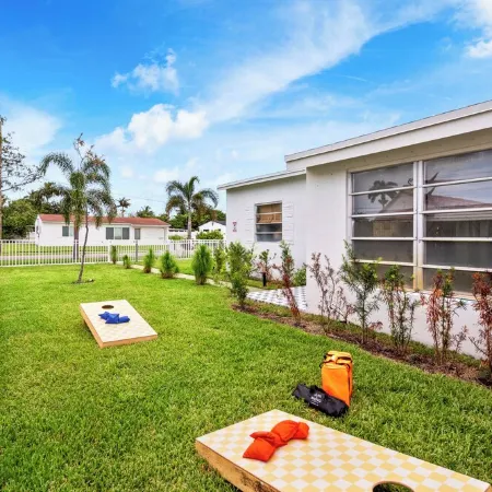 CowboyPool, MiniGolf, Arcade, Firepit, PingPong! Hallandale Beach Gem Отели в г. Халландейл Бич