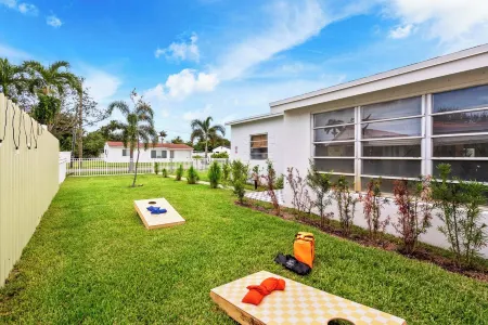 CowboyPool, MiniGolf, Arcade, Firepit, PingPong! Hallandale Beach Gem