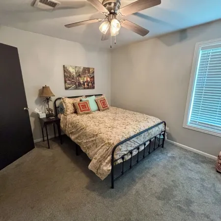 Sleeps 10. Bayou Front Home close to ULM, Sports Complexes, Airport and I-20.