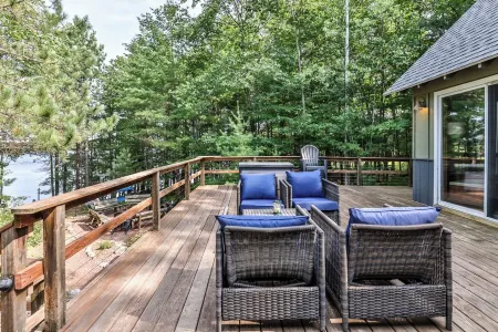 Secluded 3 Story Lake Front Home with large deck, private pier, C/A & More! Отели в г. Кловерленд