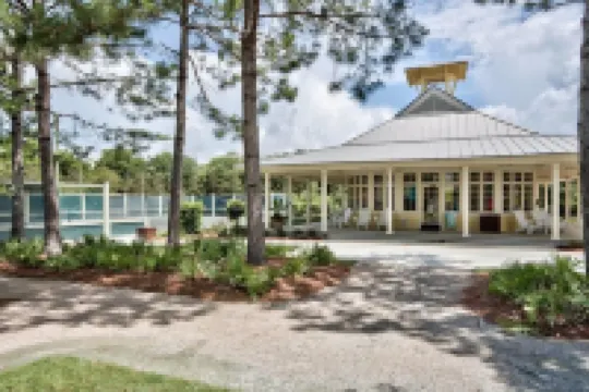 Super Clean & Renovated Carriage House. 1 Blk to Camp Watercolor. Perfect for 2!