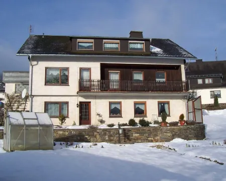 フェリエンヴォーヌング イム ザウアーラント ヒルサイド ハレンベルクのホテル