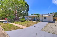 Merritt Island Oasis w/ Pool ~ 7 Mi to Beach! - parkir