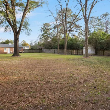 3 Queen Beds, 2 Min to Fairgrounds, Fenced Yard