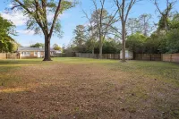 3 Queen Beds, 2 Min to Fairgrounds, Fenced Yard