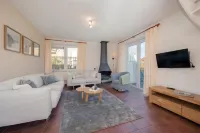 Detached Well-Kept Villa with Garden, Near the Beach