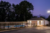 Days Inn by Wyndham Simpsonville - Pools