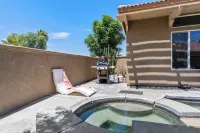 Designer Desert Oasis w/ Pool, Hot Tub, Outdoor Lounge the Riley by Avantstay - Hot Tub