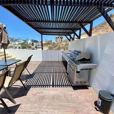 Beautiful New Condo Sea Breeze