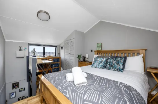 Brighton Water Cabin with Free Parking