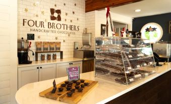 Heaven on Earth! 2 Bdr Fontana Flat, Walk to Lake