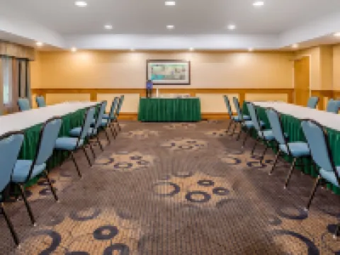 Holiday Inn Express & Suites CANTON by IHG Hotels in Canton